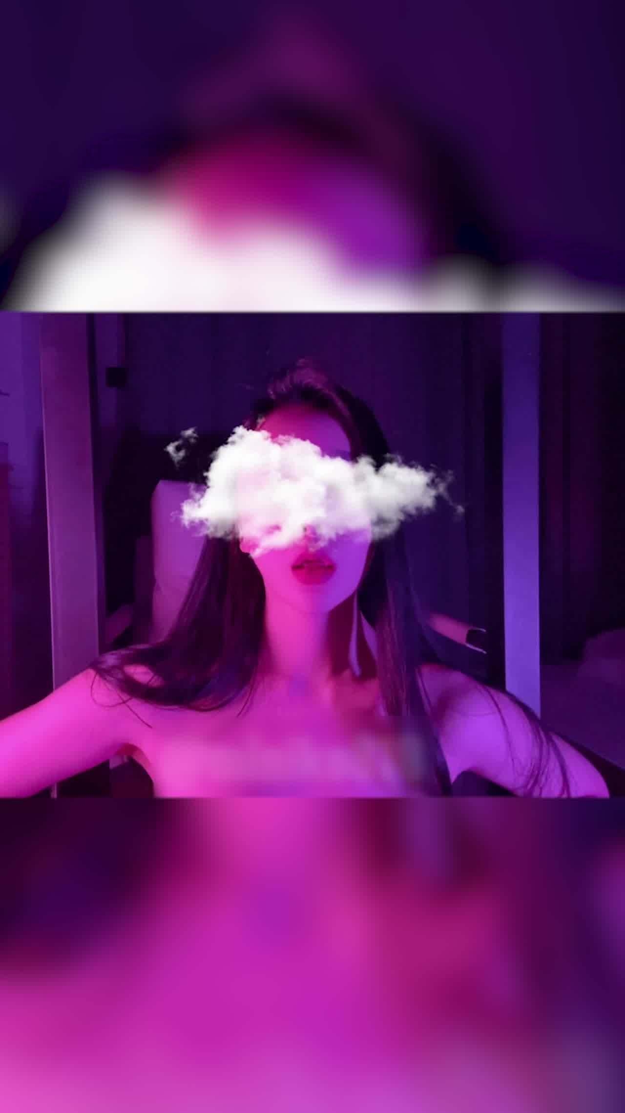  土豪重金定制福利，颜值气质不输明星，推特女神【米妮子】私拍，罕见白虎馒头逼道具炮机紫薇狂喷水 的剧照5