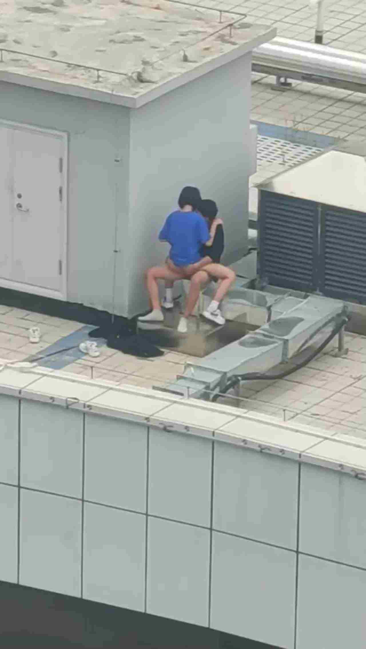  【独家首发】高中情侣翘课跑到商场天台啪啪，解锁各种姿势 的剧照3