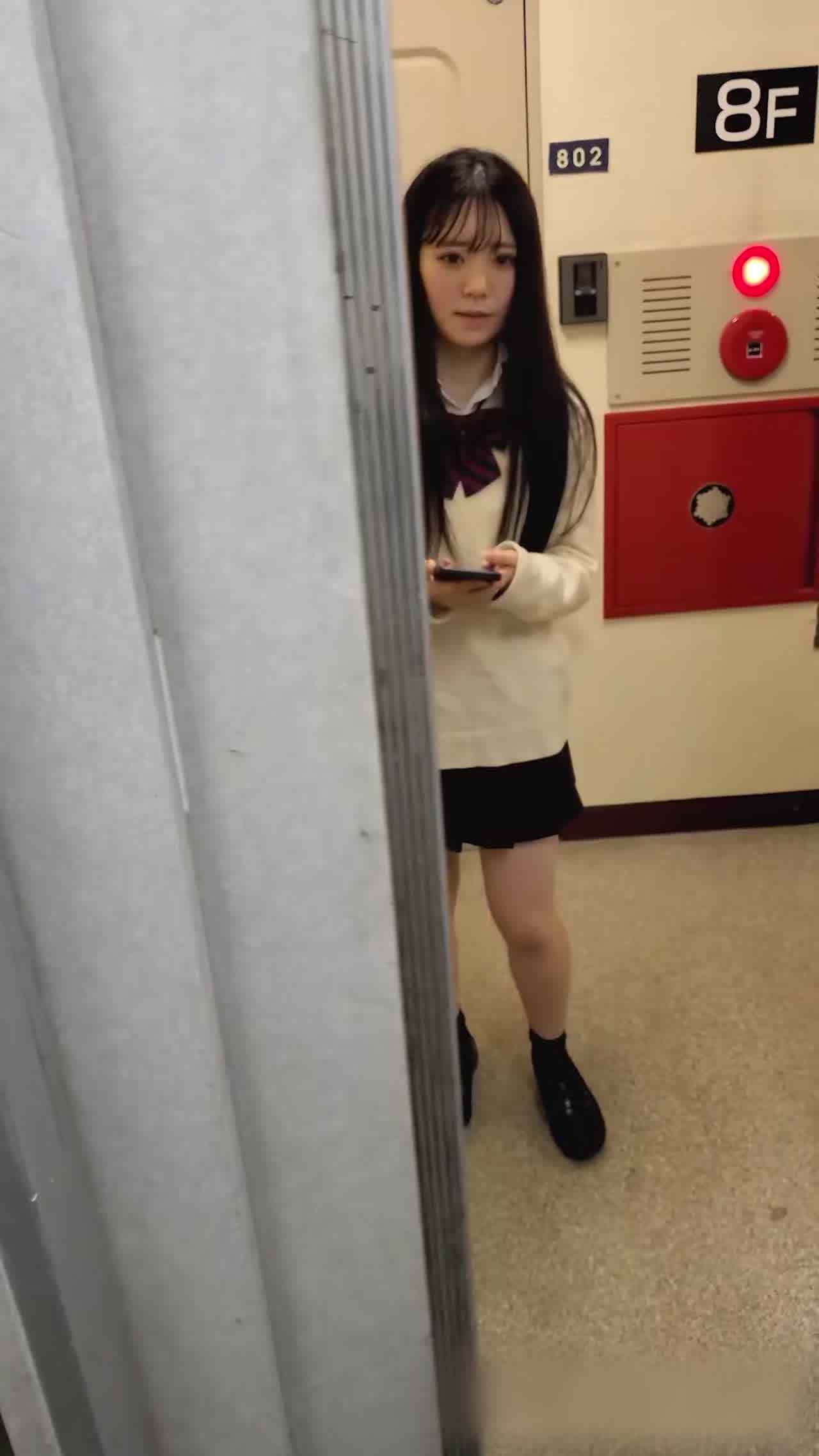  偷拍日本学生妹小裤裤 的剧照1