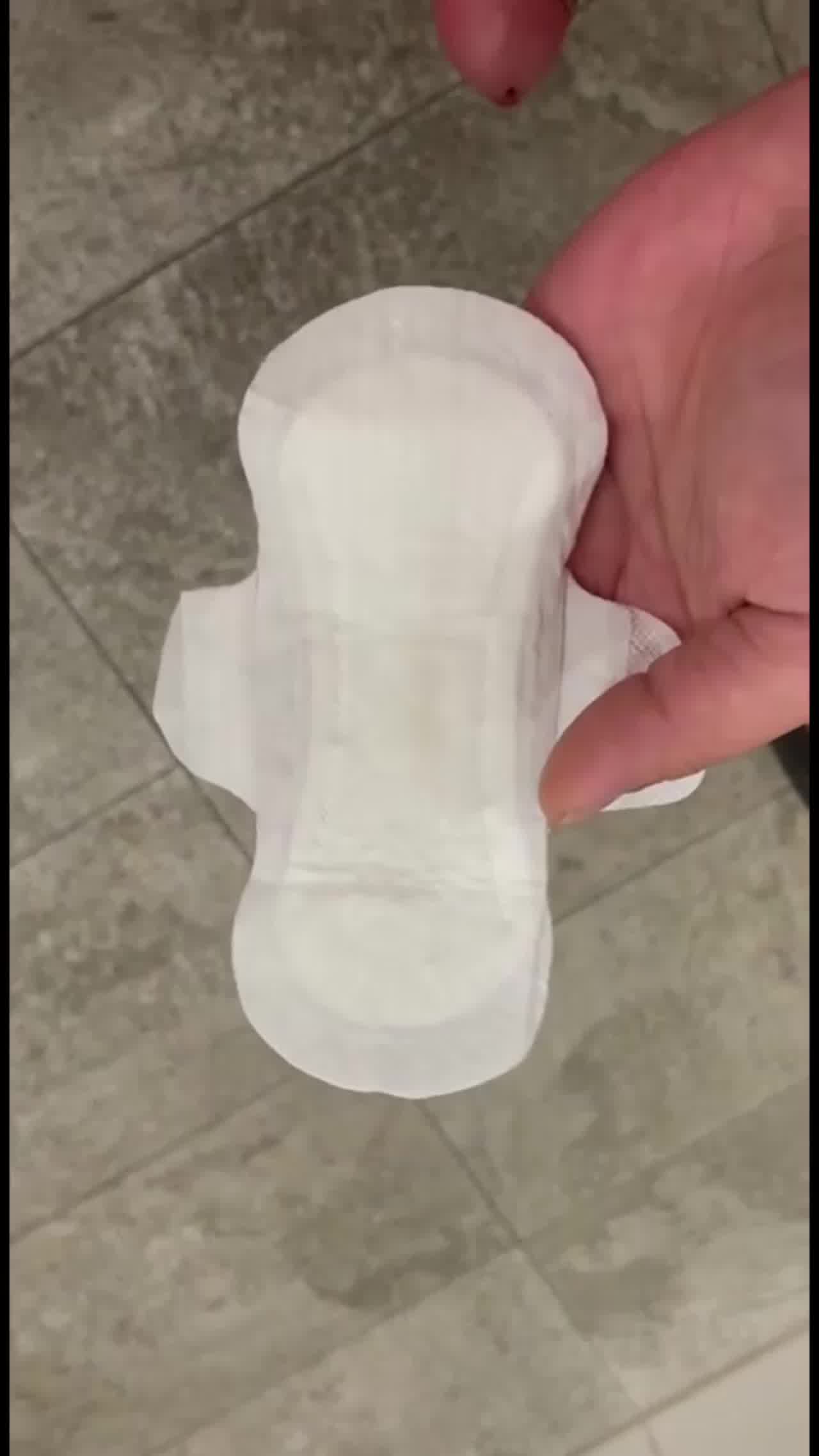  太变态了，用妹子换下的姨妈巾撸管子 的剧照6