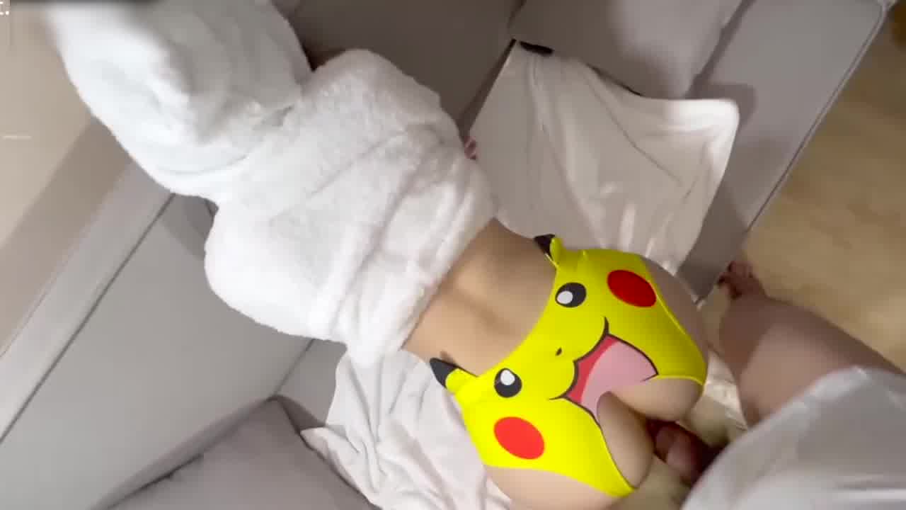  沙发无套爆操穿皮卡丘内裤的可爱少女 多姿势多角度 的剧照10