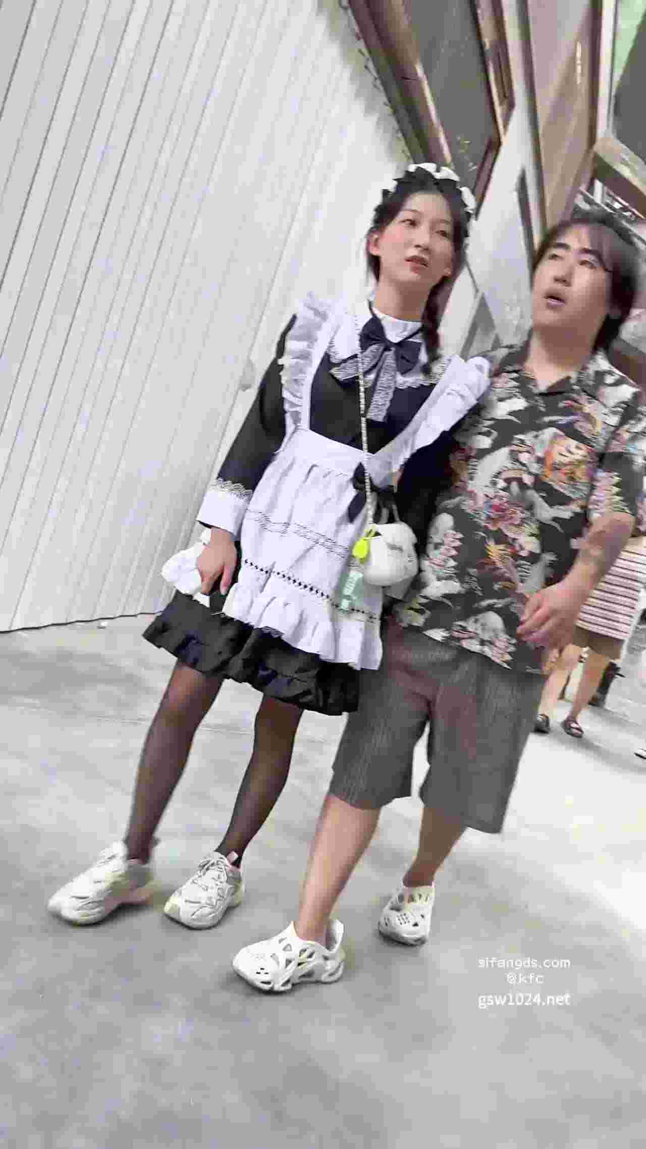  漫展遇上小女仆，连内裤都是成套的！ 的剧照1