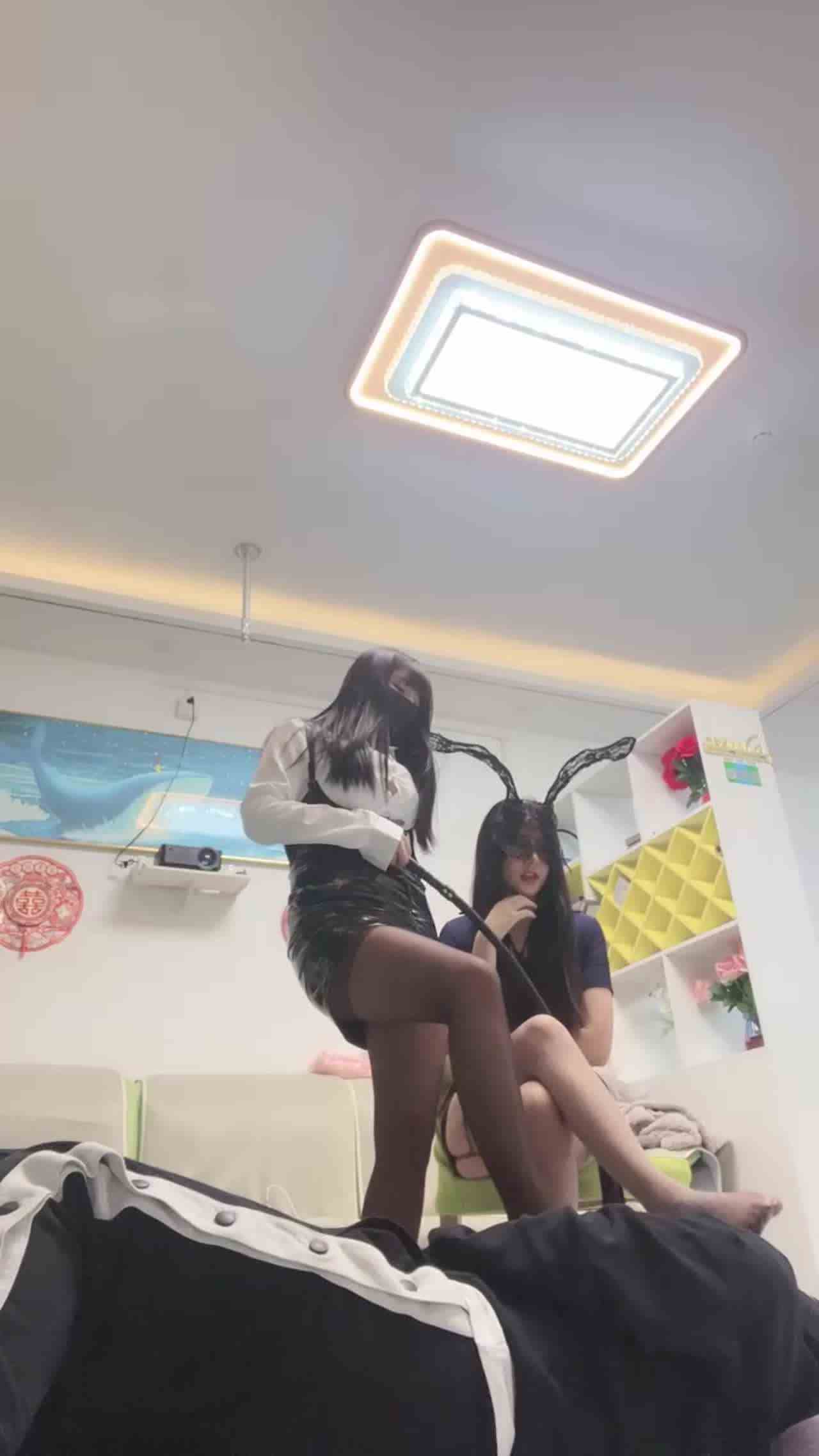  双S兔女郎 全体重踩踏鞭打丝袜脚插嘴 的剧照2