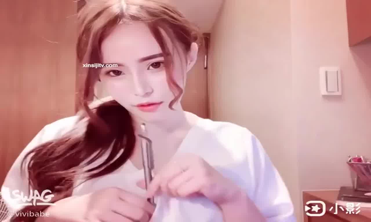  巨乳水蛇腰满足老板一切要求 ！ 的剧照8