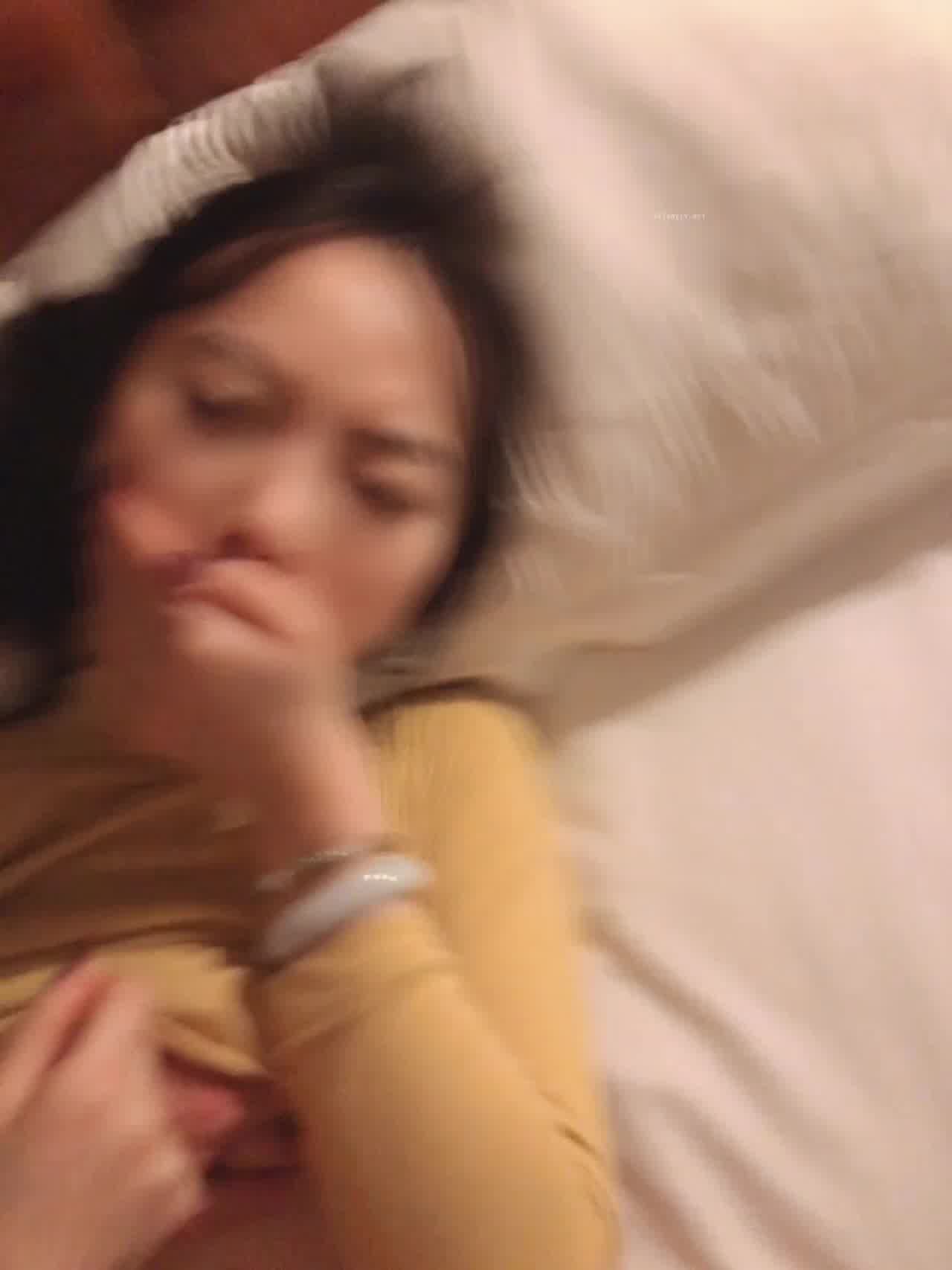  小只马贫乳妹妹想要爱爱 的剧照5