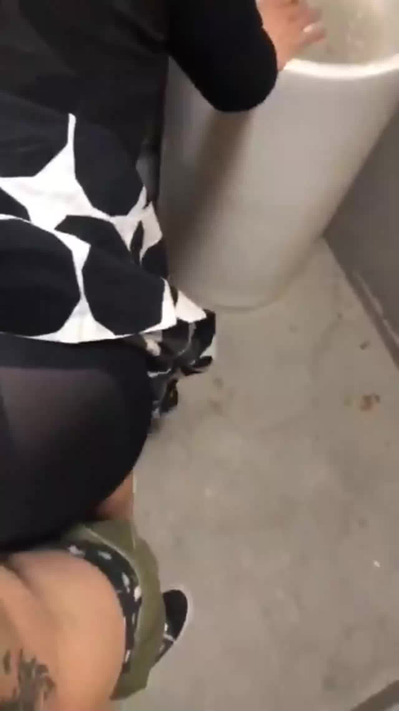  厕所后入，好喜欢 的剧照1