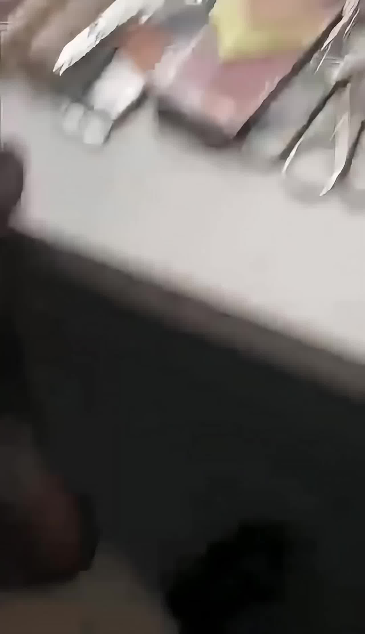  在工作室看片自慰被发现啦~按在椅子上后入 的剧照4