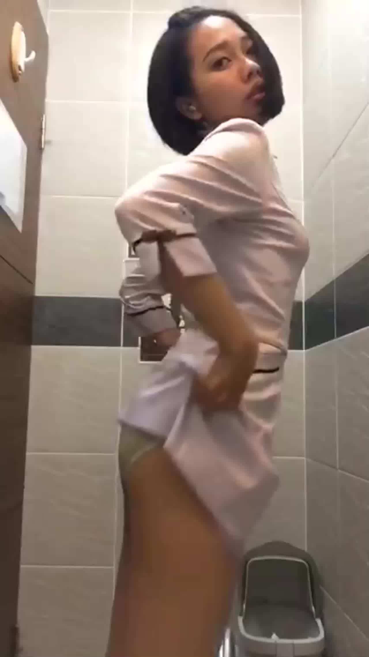  【叼着避孕套的小母狗】超骚大堂经理[小瑜]穿着工作服戴着肛塞卫生间拉出来舔一舔绝绝子 的剧照2