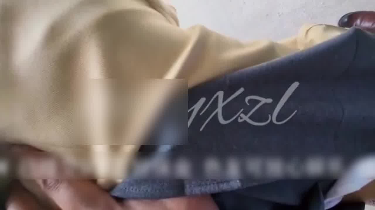  午休时间把公司前台叫到露天走廊口爆后入 的剧照9