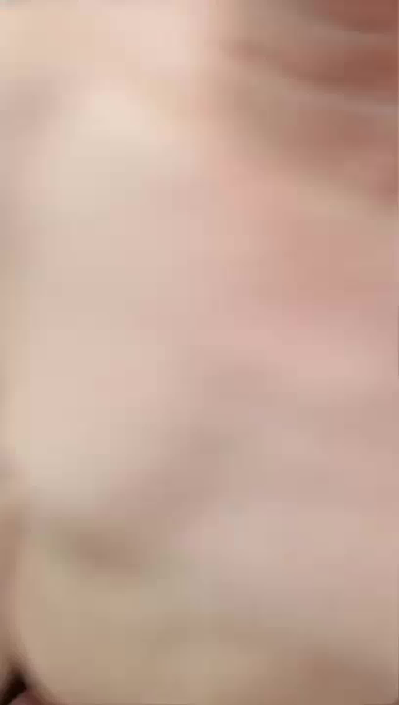  淫荡的大眼妹子，被胖哥哥的棒棒一磨穴就骚起来 的剧照1