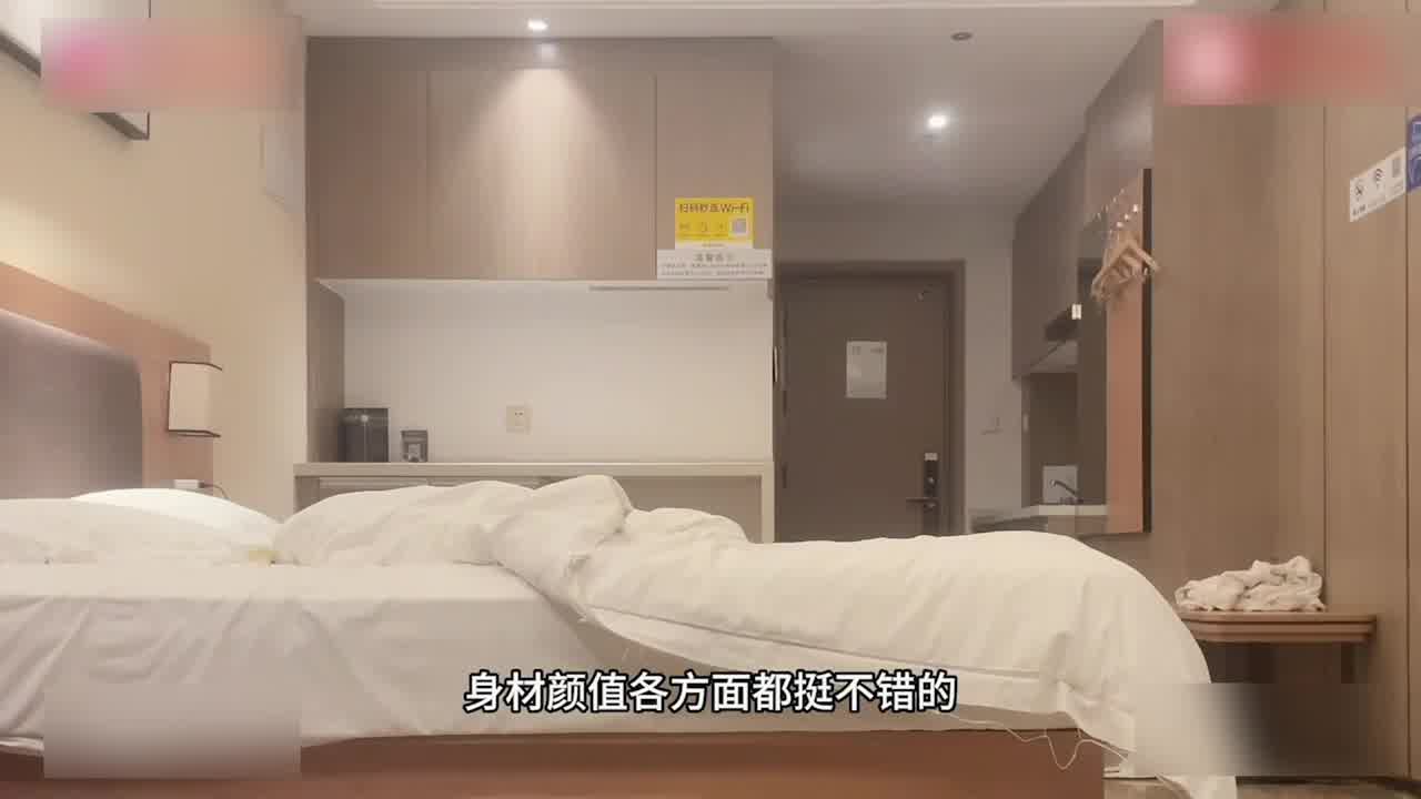  3000约操抖音小主播，大长腿红色吊带袜特别有韵味 的剧照2