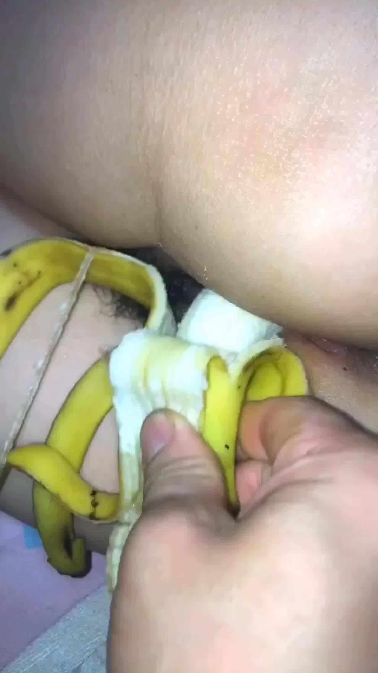  用香蕉插同事骚逼下有对话 的剧照7