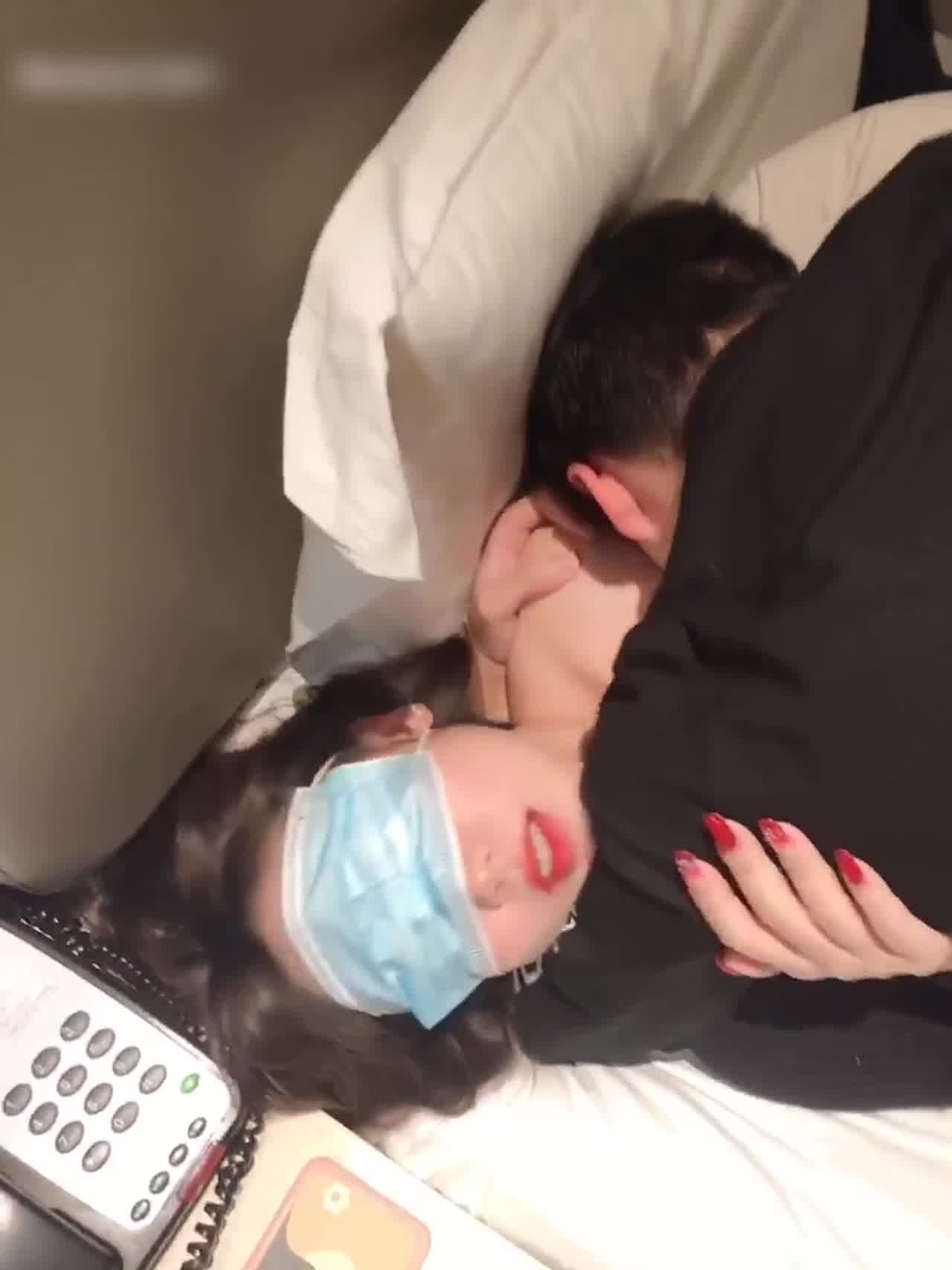  漂亮小姐姐3p双男一个舔奶，一个被口 的剧照1