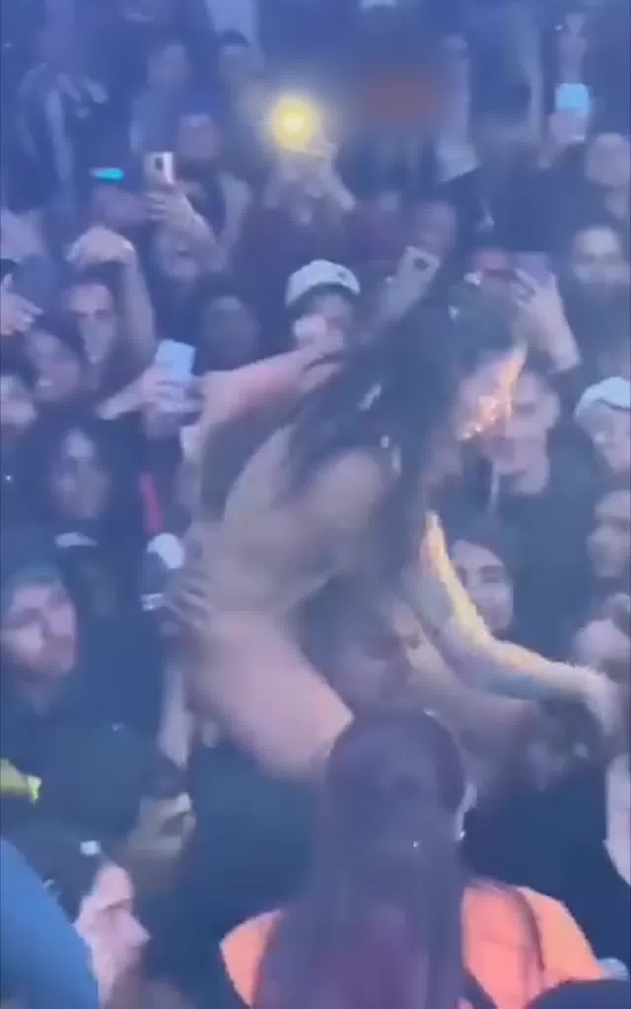  门事件 巴西女歌手超性感装束开骚 冲下台同粉丝互动竟被人扯甩T-back 的剧照2