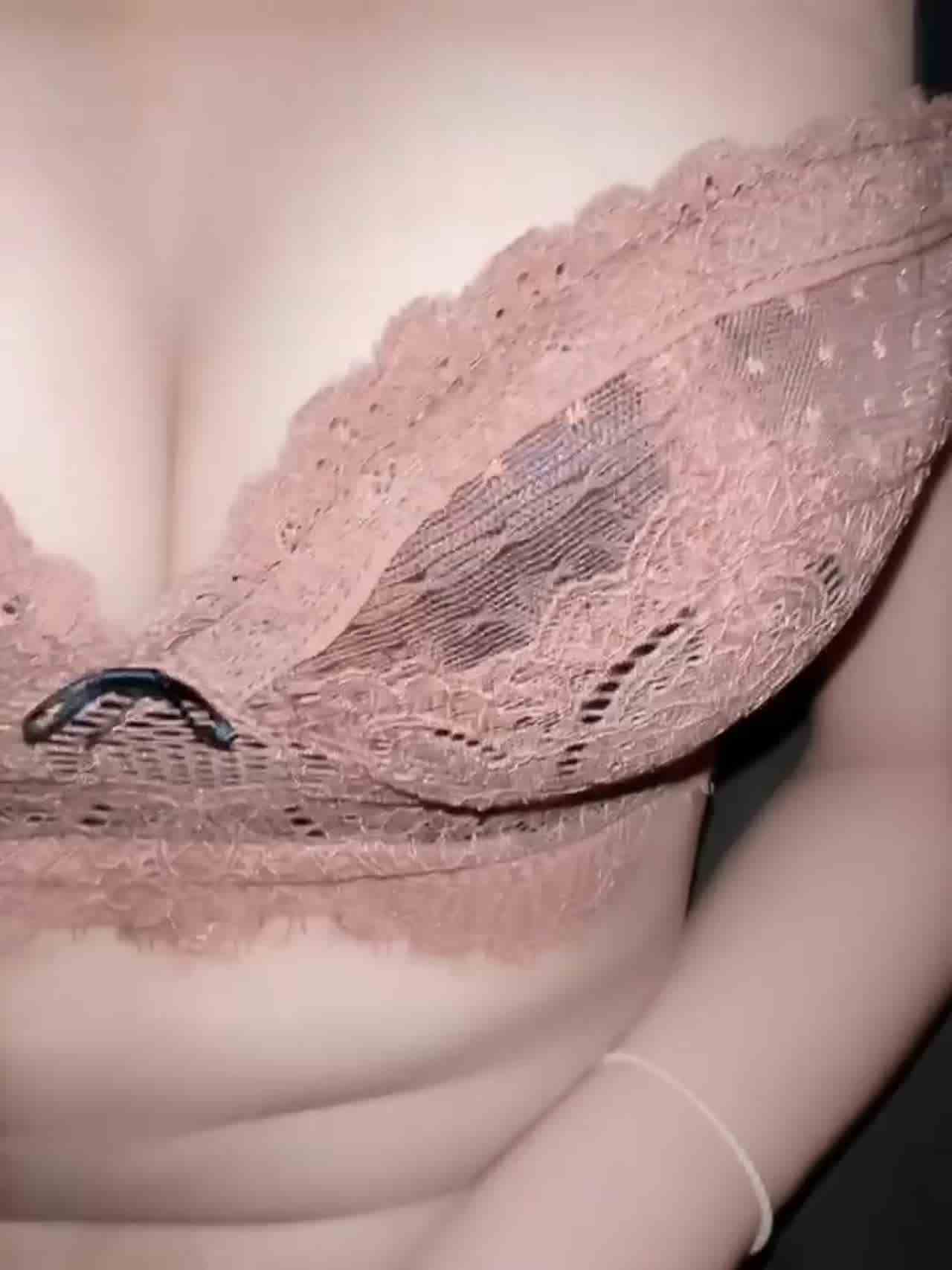  【姐弟乱伦车震】外面还有人呢，就直接干起来了，差点就内射拔慢了，姐姐想用嘴巴接精液结果已经射完了！ 的剧照10