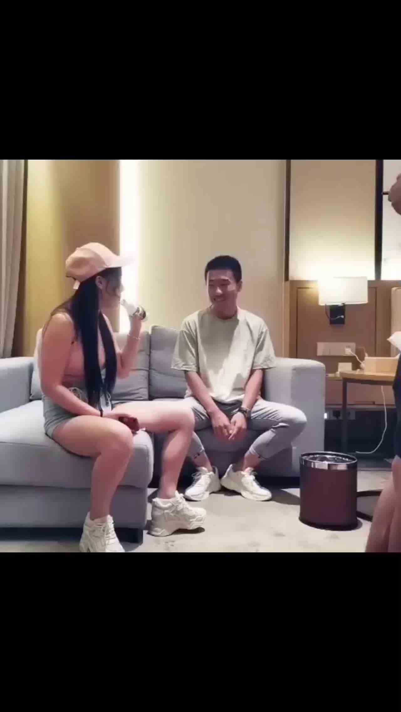  小姐姐，被两个小哥玩的不亦乐乎1 的剧照3