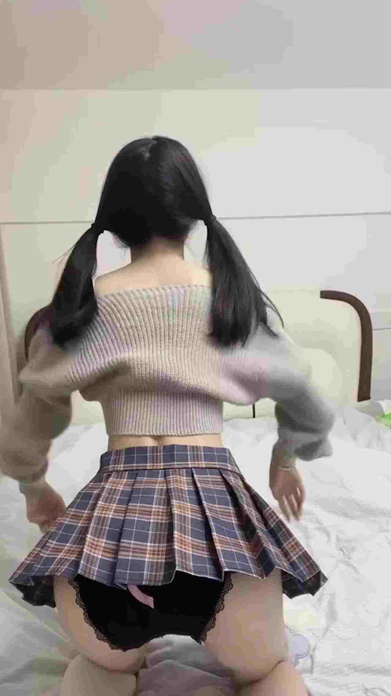  在线看白丝美少女镜子前扭腰自慰 的剧照2