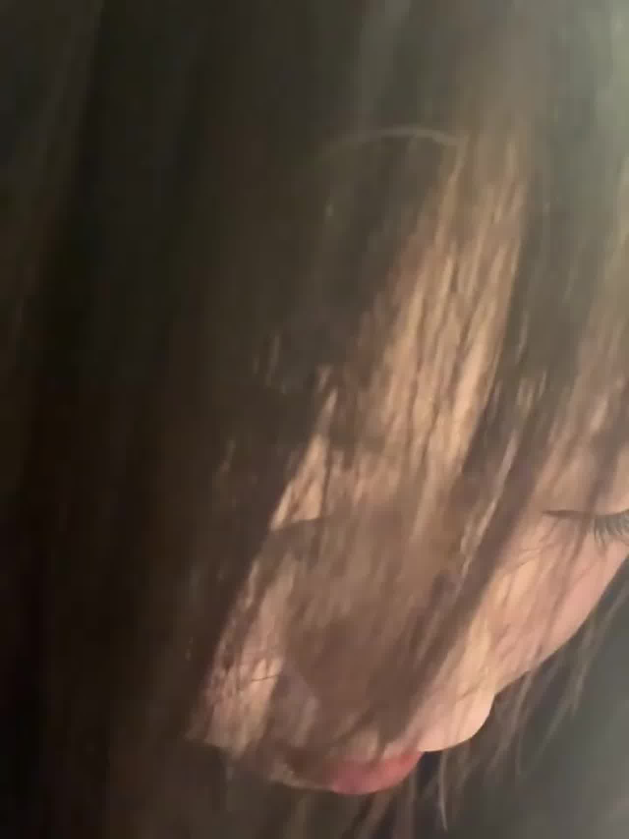  【史上最骚微胖反差】戴上眼睛表情真的骚到不行，插过下面的鸡巴放嘴里叼着，一会又从嘴里拿出来插下面？ 的剧照3