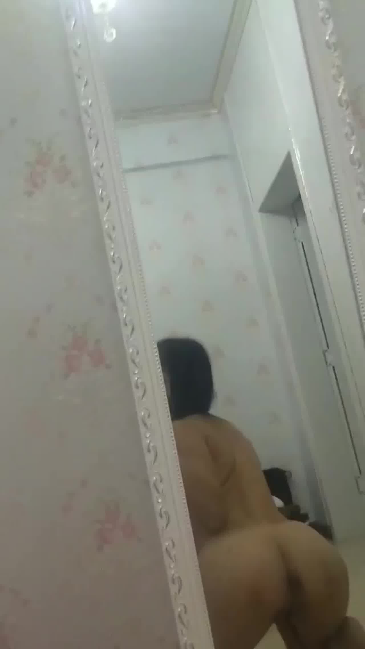  对着镜子展示裸体的反差大学生 的剧照2