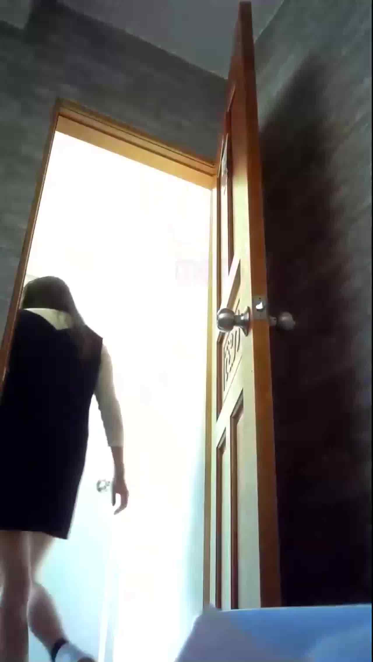  两男同事相邀三位女同事， 一起结伴出游，被偷拍上厕所，三位女同事的逼全被收入 的剧照9