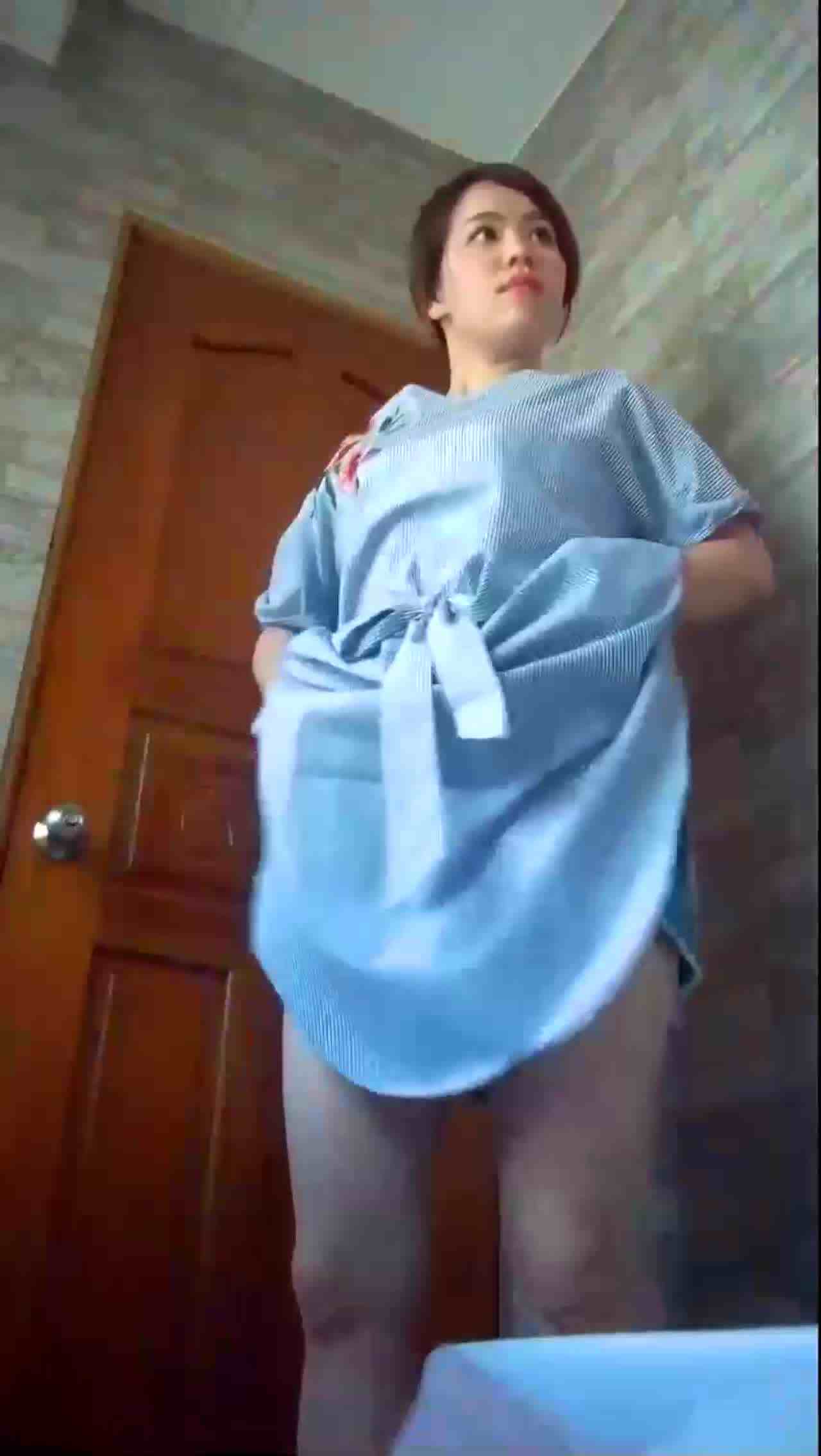  两男同事相邀三位女同事， 一起结伴出游，被偷拍上厕所，三位女同事的逼全被收入 的剧照10