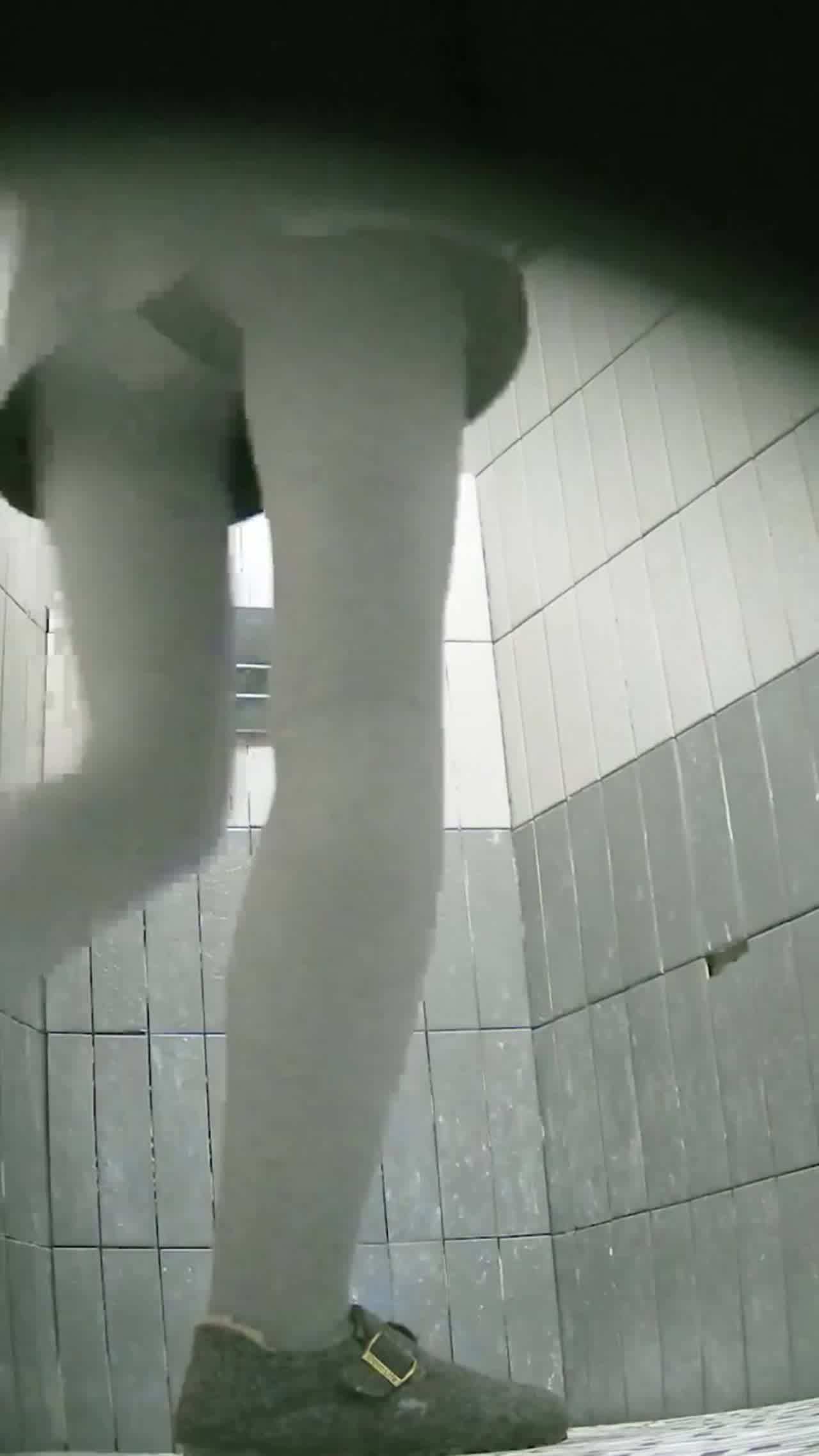  【前后双视角，这偷拍角度无敌了啊！】三月最新流出大神偷拍写字楼女厕，多位小姐姐粉嫩芬芳的花蕊！ 的剧照6