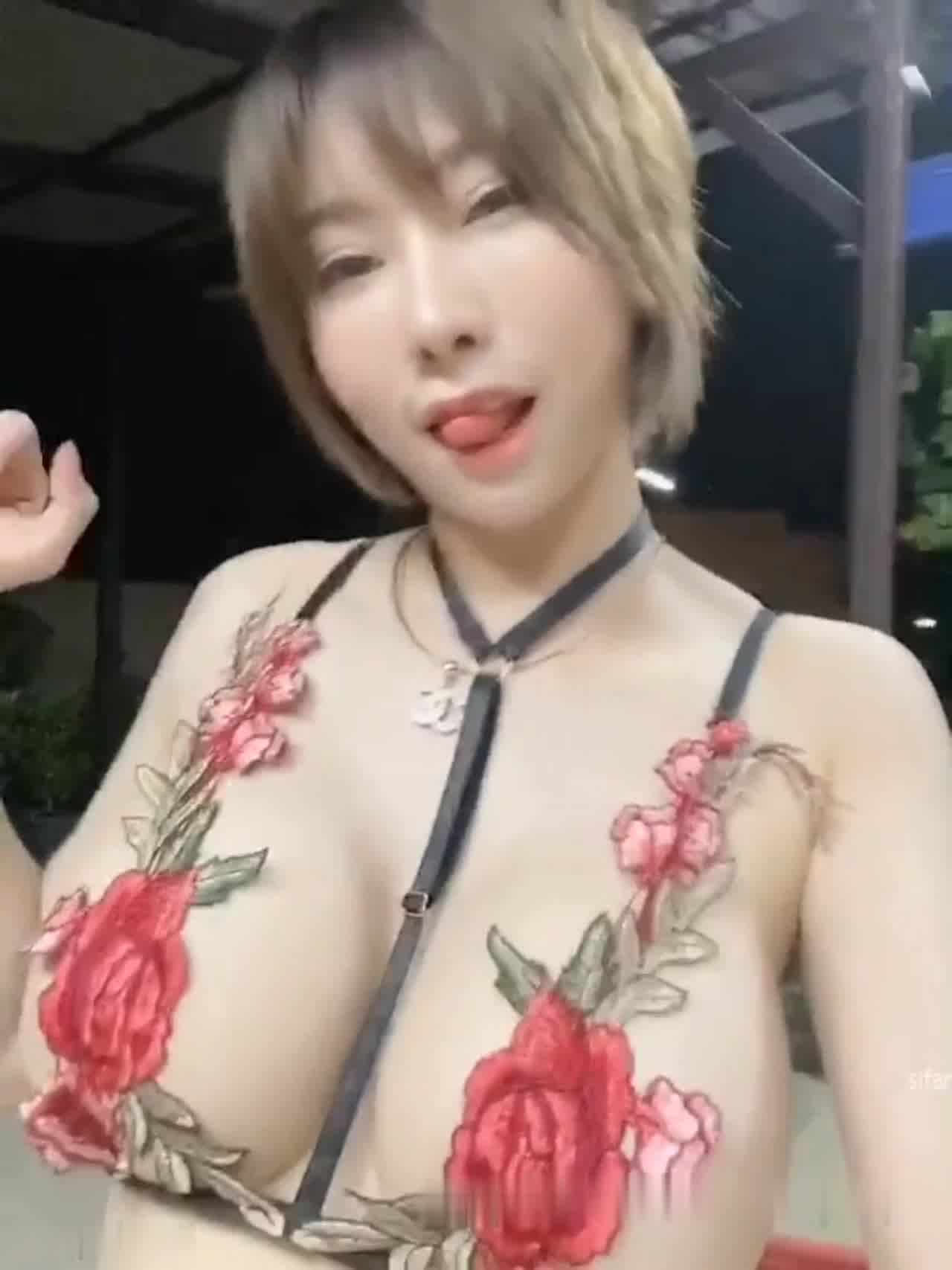  越南网红大波妹福利视频（二十一） 的剧照5