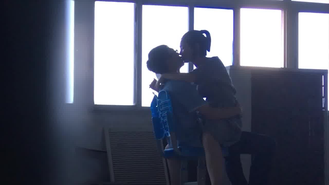  高中情侣在没人的教室做爱，无套内射，听到点动静立马起身穿裤子，差点被发现 的剧照9