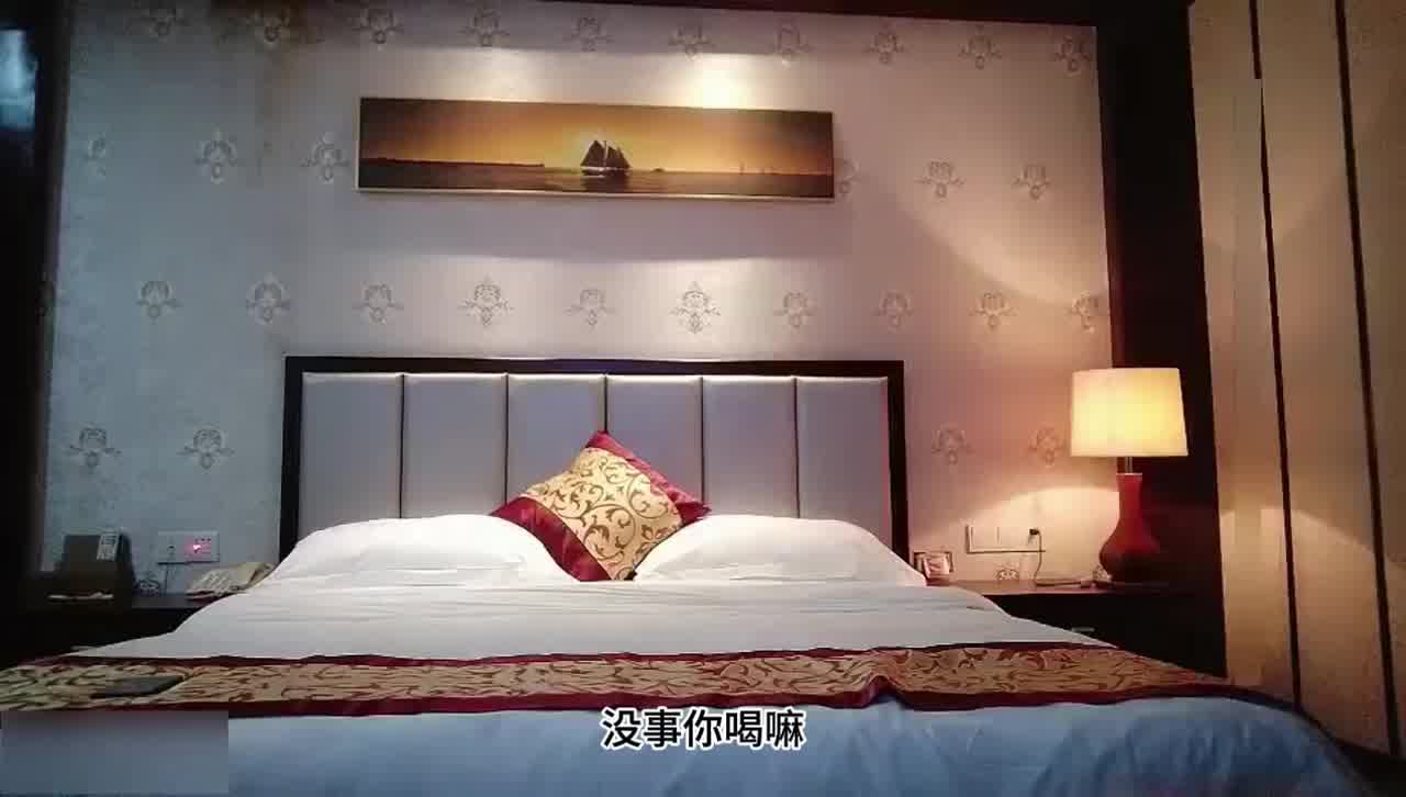  【城中村大神】换换口味，重金约肤白貌美外围妹，后入怼着屁股疯狂撞击，感觉蛋都要塞进去了 的剧照2