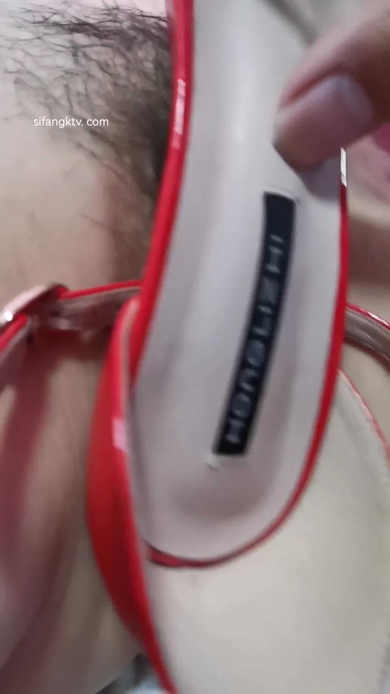  积分姿色的熟女经理被色魔客户趁机下药 的剧照4