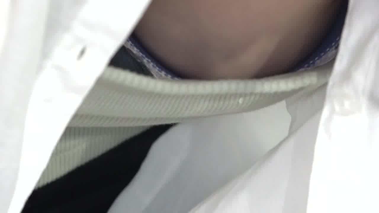  偷拍大神清纯妹子的胸罩风光 的剧照8