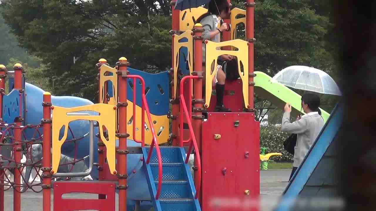  露出放尿，霓虹高中生雨天在游乐园放尿，真皮又骚气 的剧照2