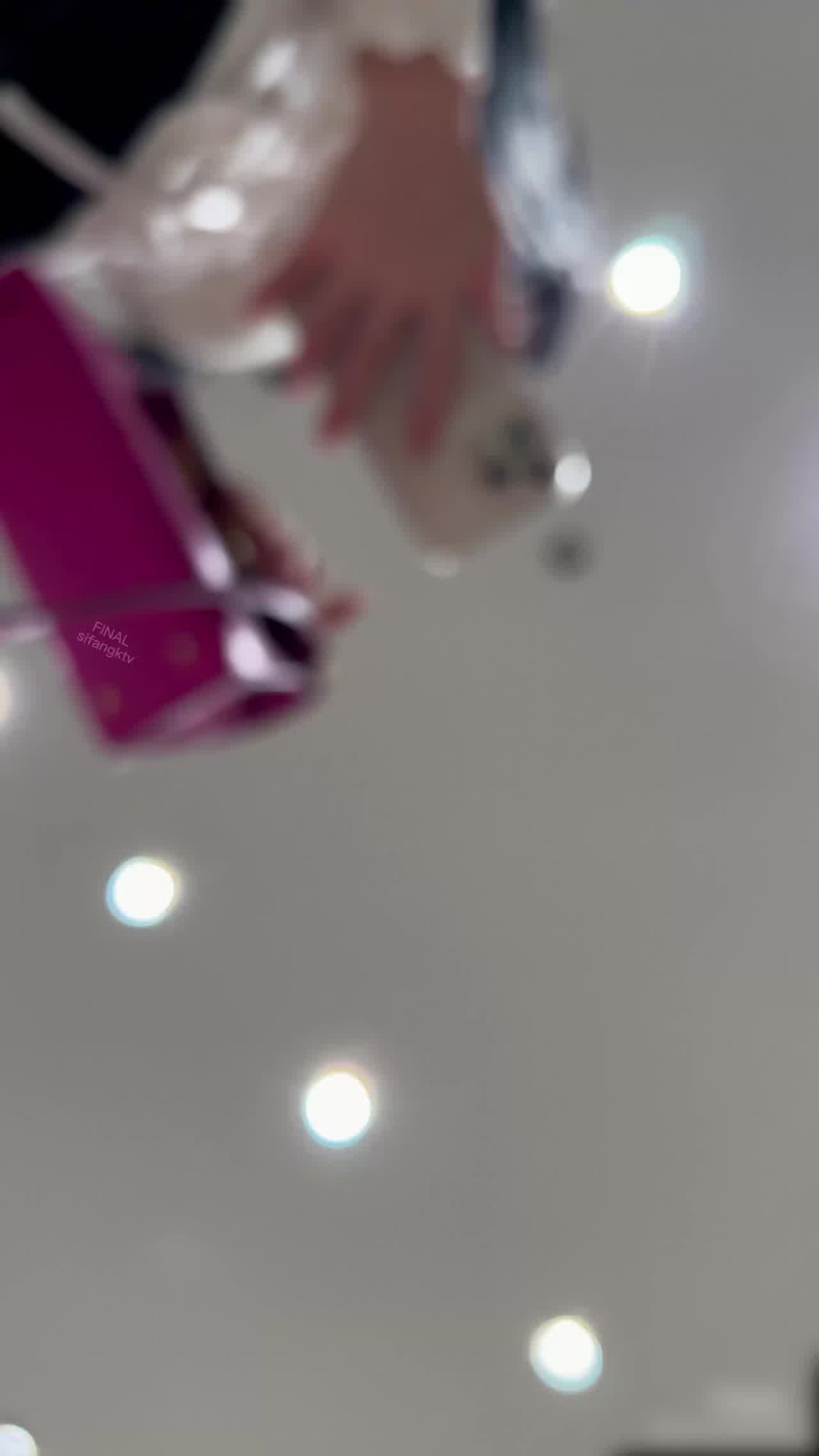  两个小姐姐逛街！吊带袜和大胸眼睛妹！ 的剧照2