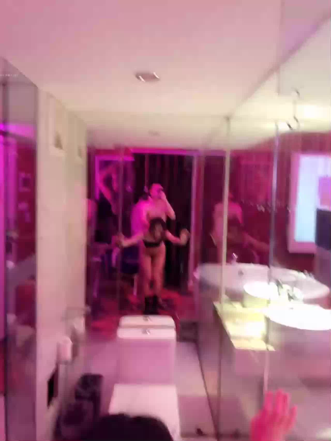  氛围感十足的酒店 厕所门前站立后入狂操小骚逼 的剧照1