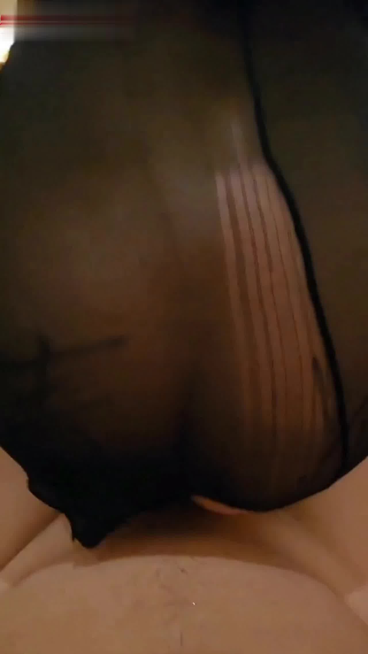  黑丝美腿上位自己打桩 的剧照9