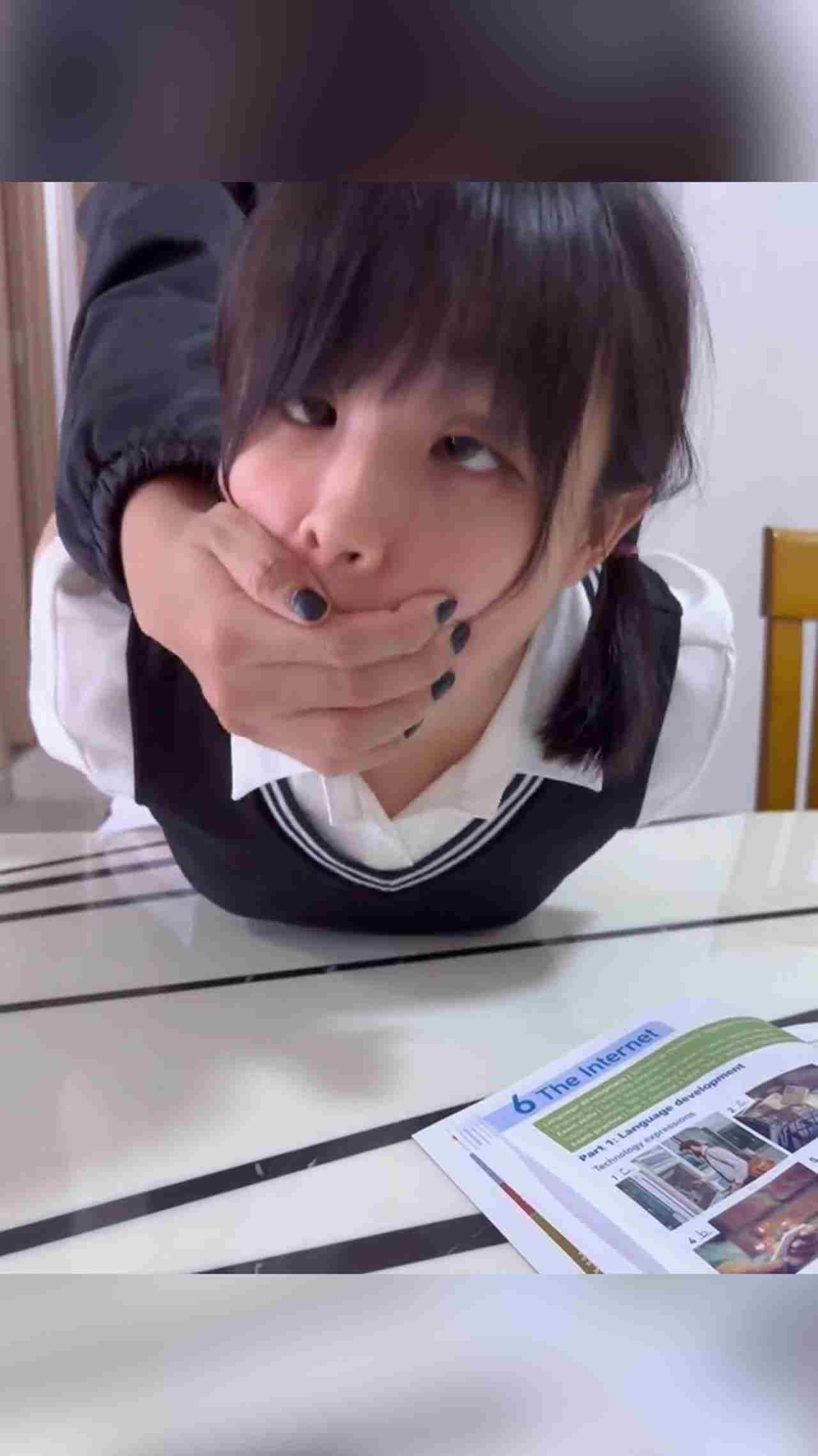  兄妹乱伦！！乖巧学霸妹妹用力读书时被哥哥强上 的剧照7