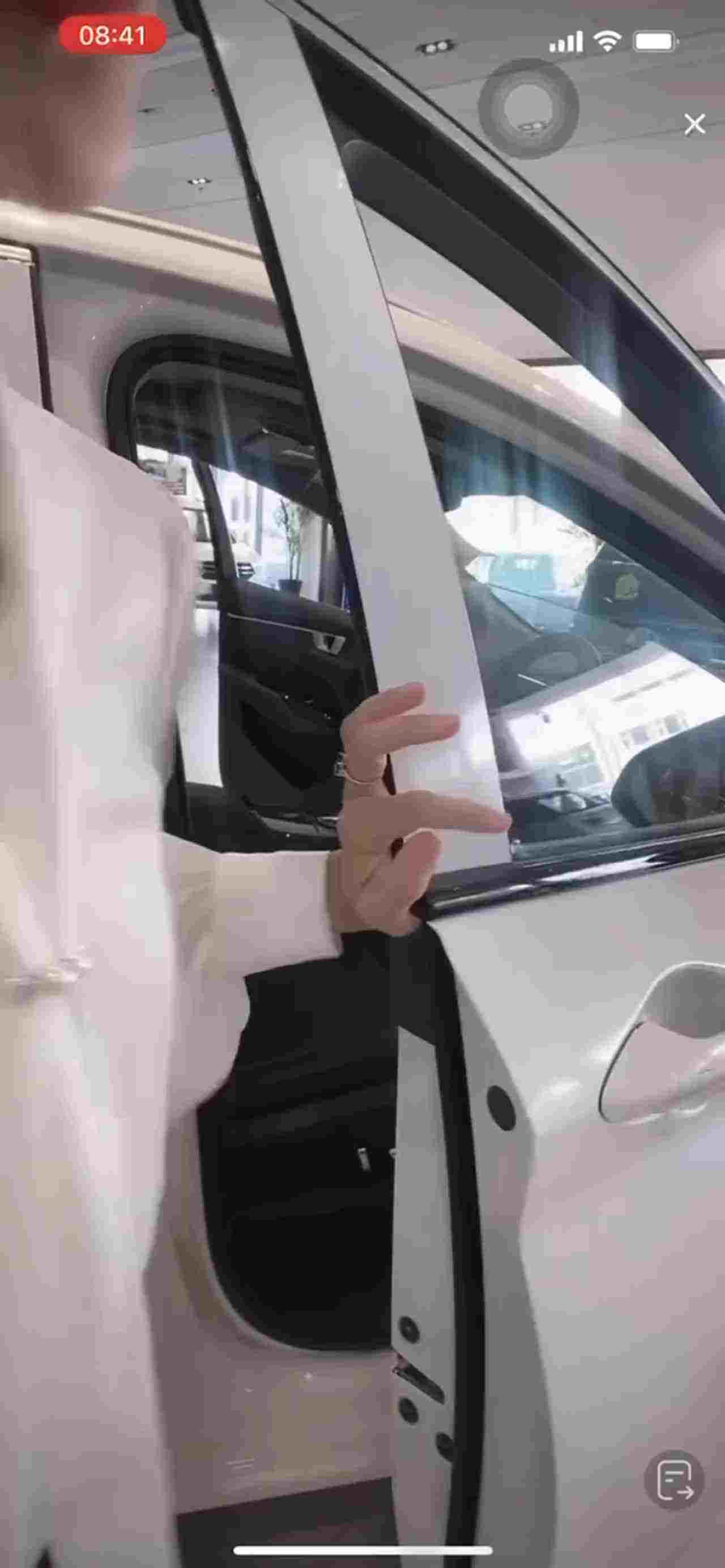  抖音快手走光系列-女销售走光 的剧照6