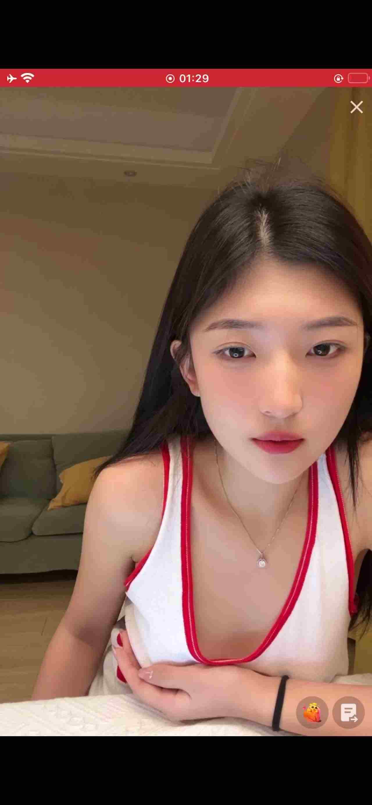  抖音走光-居家直播 的剧照3